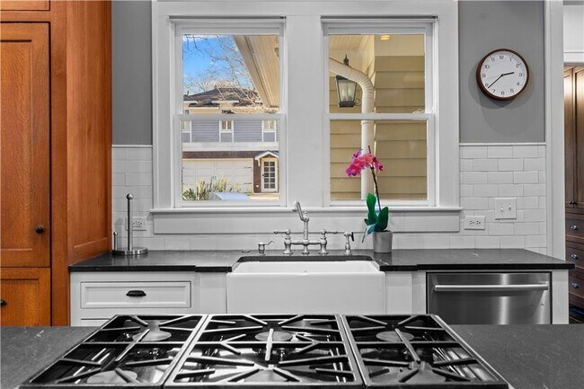 Building Photo - 979 Springdale Rd NE