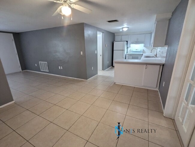 Building Photo - Large 1270 Sq. Ft. 3/2/1 tile floors, walk-in-closet, indoor laundry, fenced yard and spacious ki...