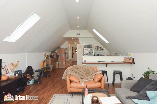 Building Photo - 3031 N Hamlin Ave