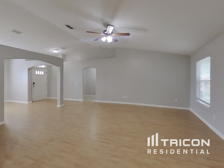 Building Photo - 2492 Bentwater Dr W