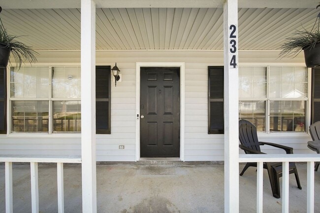 Building Photo - Charming Cape Cod-Style Home with 4 Bedrooms in Savannah, GA