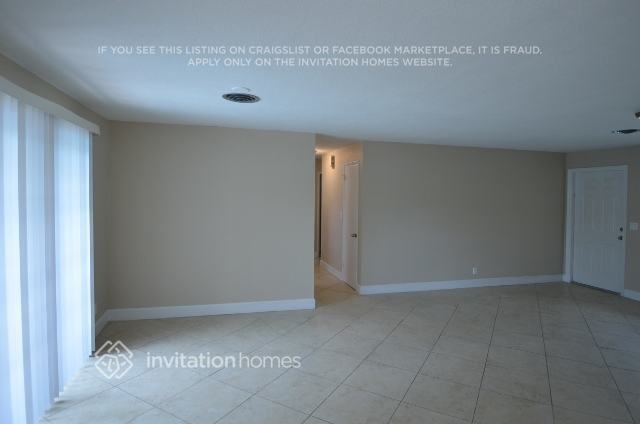 Building Photo - 2833 NE 35th St