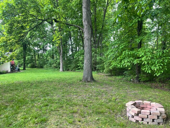 Building Photo - 1337 S Hickory Grove Ln
