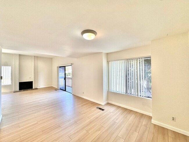 Building Photo - AVAILABLE NOW: BIG College Area Townhome 4bd/2.5ba HUGE garage, AC, pool, W/D