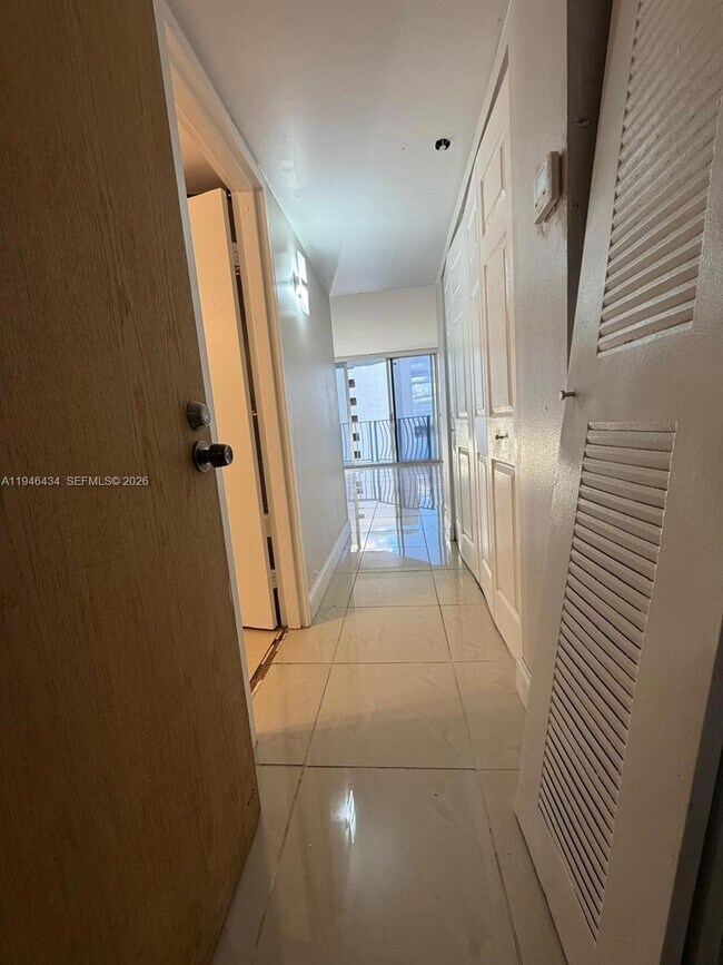 Building Photo - 7601 E Treasure Dr