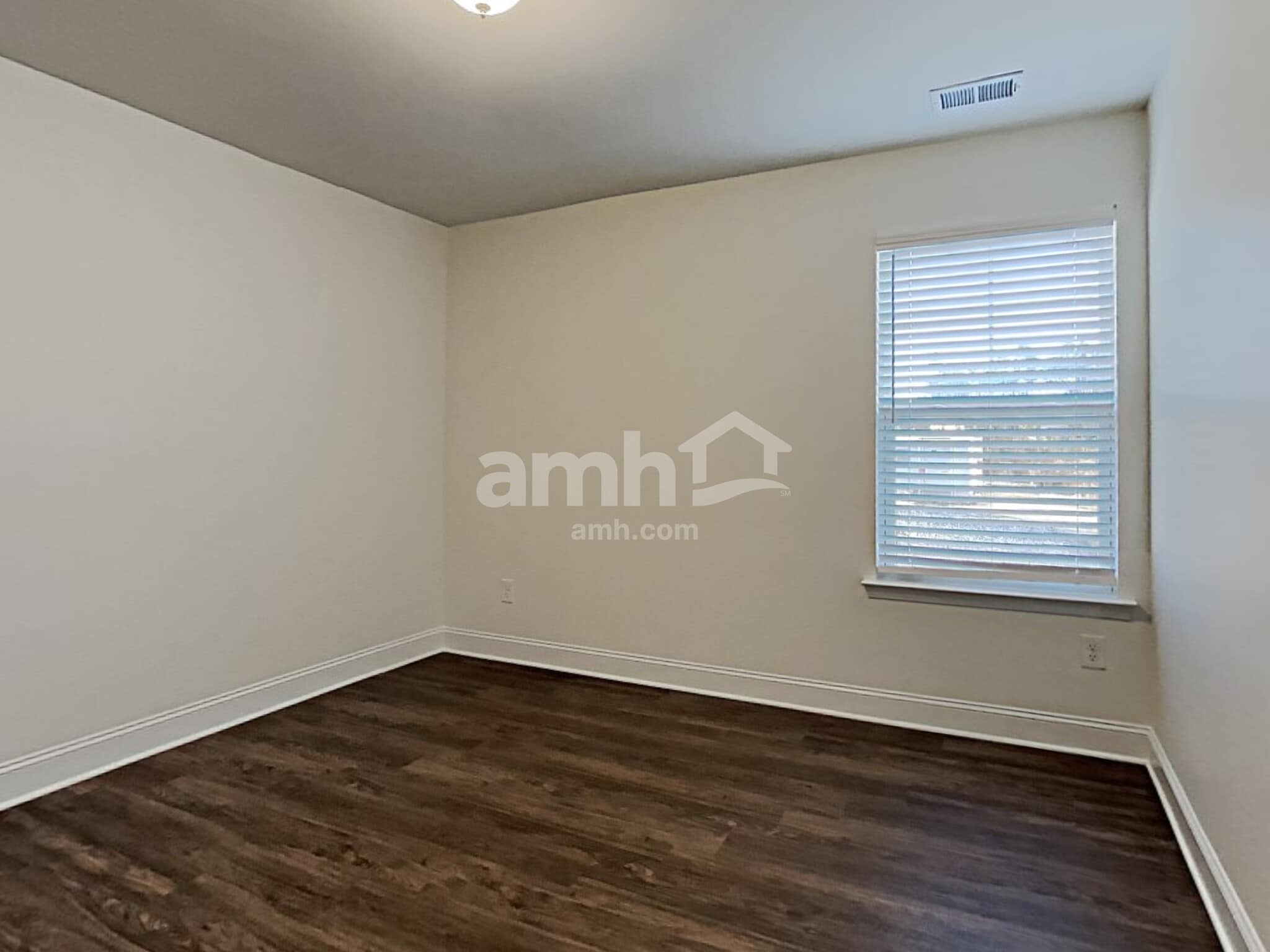 Building Photo - 5175 Valley Dr