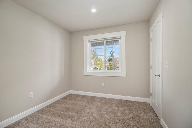 Building Photo - 6 Maple Vlg Ct