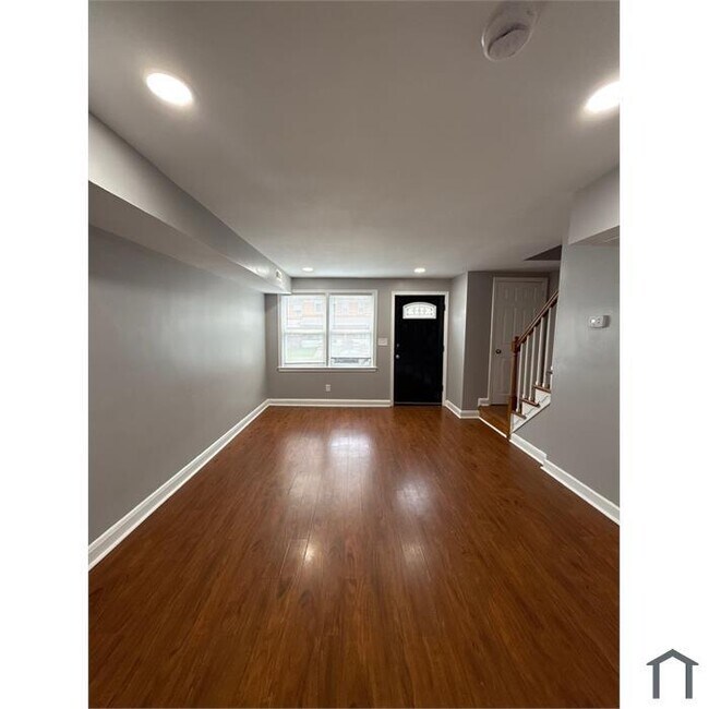 Building Photo - 3 Bedroom Housing Voucher Accepted