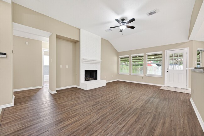 Building Photo - 11655 Lakeview Manor Dr