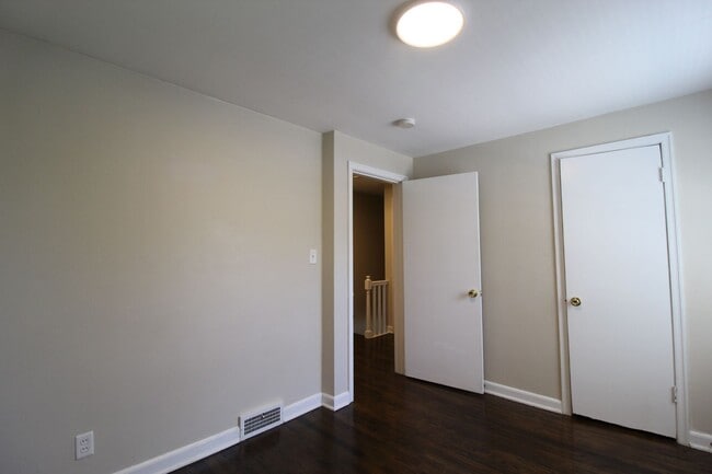 Building Photo - 2 Bedroom Duplex in North Kansas City