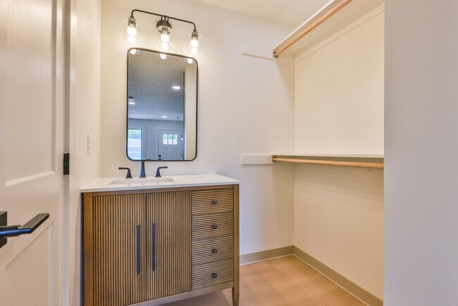 Building Photo - 551 Elm St