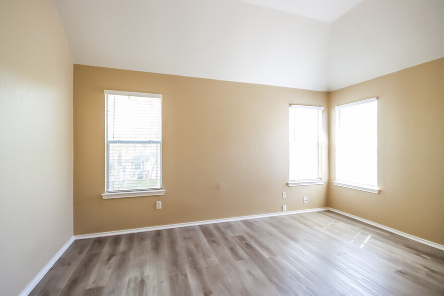 Building Photo - 2610 Heather Knoll Dr