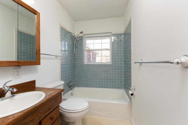 Building Photo - Students Welcome