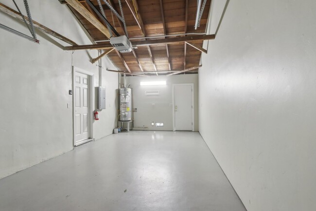 Building Photo - 2 Bed 1 Bath- Santa Cruz With Garage