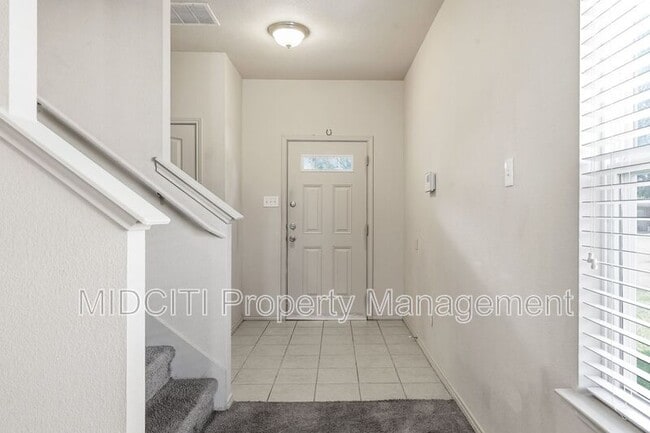 Building Photo - 205 Tallow Trl