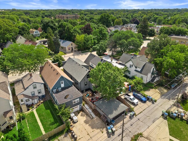 Building Photo - 3149 S Howell Ave