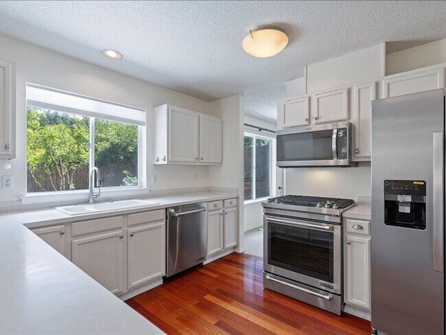 Building Photo - FOR RENT: MRS. CLEAN LIVED HERE! LOVELY HILLSBORO HOME AVAILABLE NOW! 4 BED, 2.5 BATH, 2 CAR GAR,...