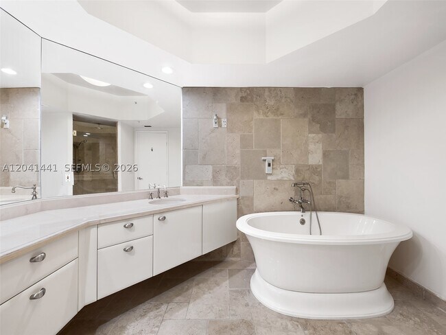 Building Photo - 333 Las Olas Way