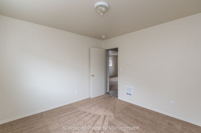 Building Photo - Bright and spacious 2 bedroom home!