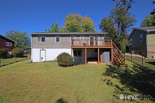 Building Photo - Bright and Spacious Home with a Fantastic ...