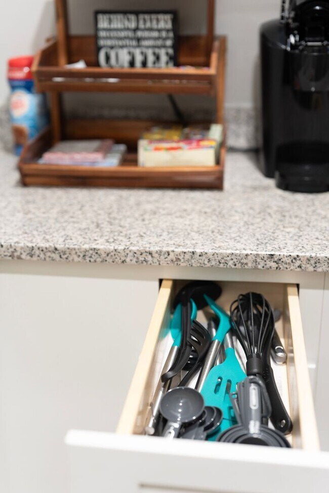 Building Photo - 1601 W Cary St