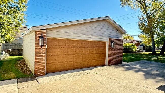 Building Photo - 12913 Crestbrook Ct