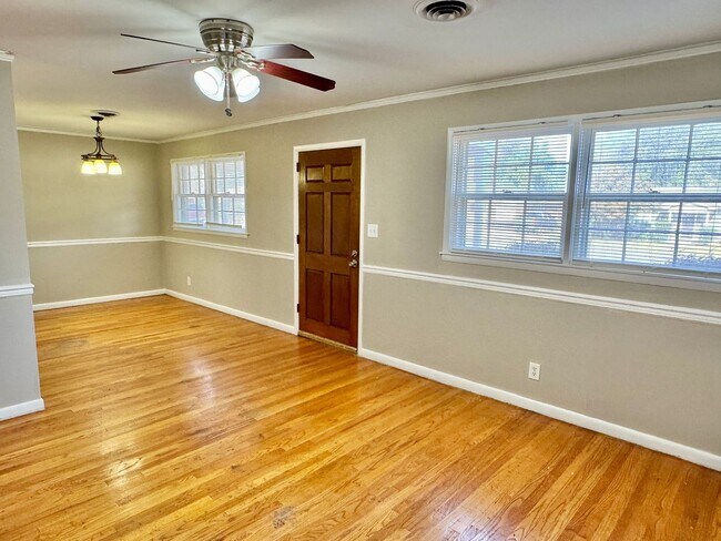 Building Photo - Charming 3-Bedroom Home with Cozy Living Spaces!