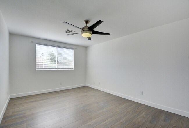 Building Photo - Renovated and Modern. This fantastic 2br in a gated community in Silverado Ranch has all the amen...