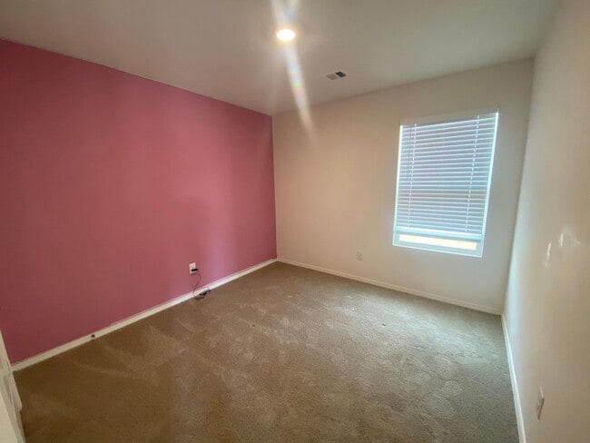 Building Photo - 4 Bedroom, 2 Bathroom home in Valley View School District!