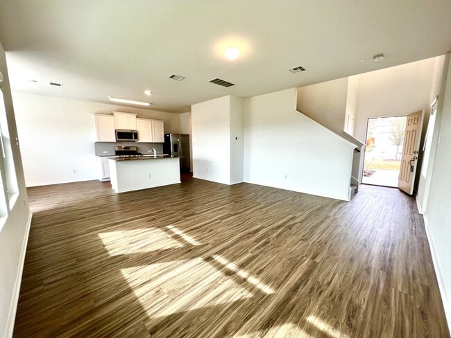 Building Photo - Beautiful 3 beds 2.5 baths in Lago Vista