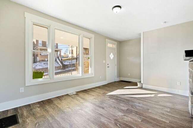 Building Photo - Completely Renovated 3 Bed/1 Bath Home - C...
