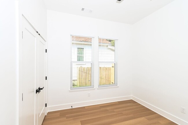 Building Photo - Charming Midtown Home Near Overton Park!