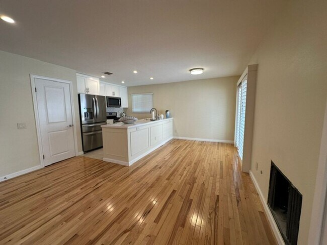 Building Photo - Stunning END-UNIT 3-bedroom condominium located in Agoura Hills