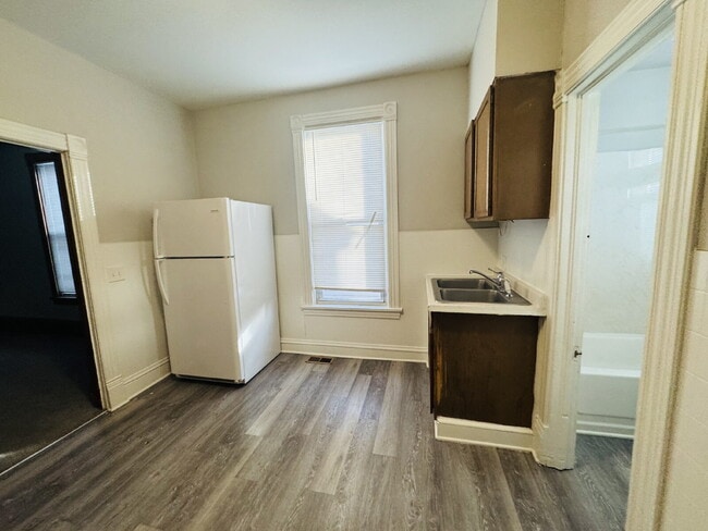 Building Photo - Charming 1-Bedroom + Den Retreat on Colfax Ave – Your Cozy Minneapolis Haven Awaits!