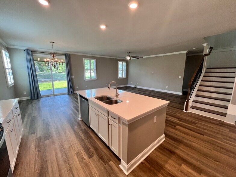 Kitchen and living room - 575 Chatham Ct NW