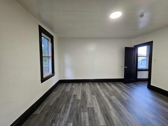 Building Photo - Beautiful 4 Bed, 1 Bath Home for Rent- Spa...