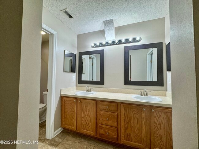 Building Photo - 450 Sherwood Oaks Dr