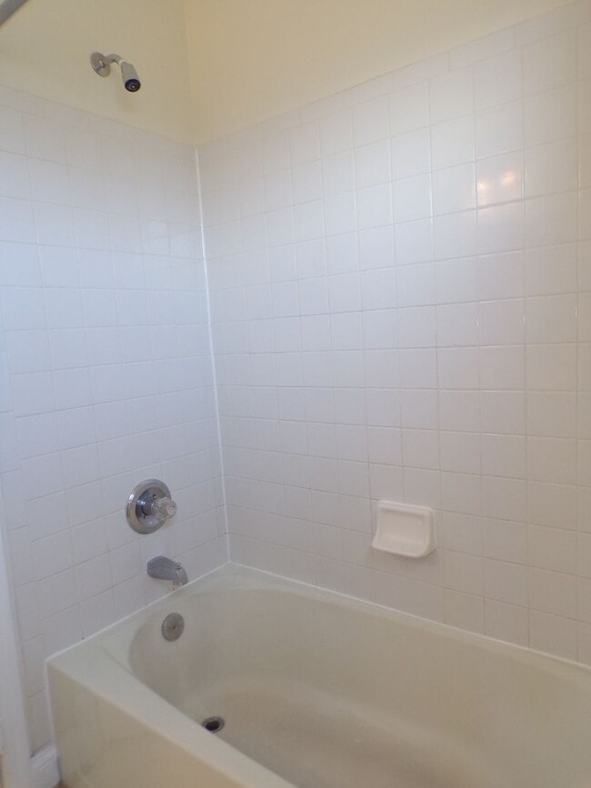 Building Photo - Odenton, 3 level twhs, end unit, Master su...