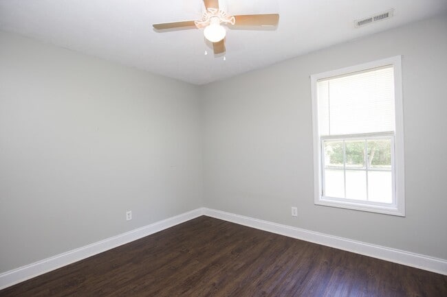 Building Photo - Adorable 3 bedroom 2 bath + Bonus in Raeford