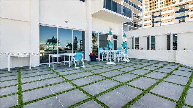 Building Photo - 3140 S Ocean Dr