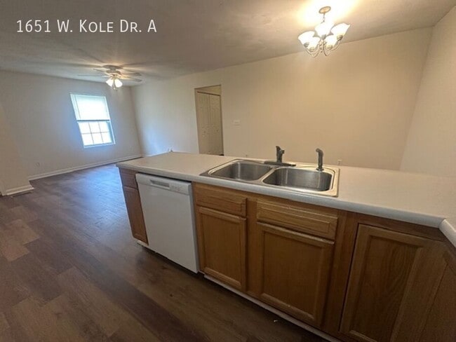 Building Photo - 1651 W Kole Dr