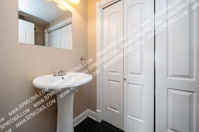 Building Photo - 14115 Airline Ave