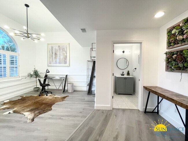 Building Photo - Custom Furnished 4 bed 3.5 bath in Emerald Bay!