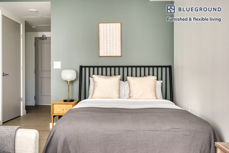 Building Photo - 704 Spring St