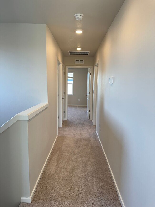 Building Photo - 4 bedroom 2.5 bathroom in Marcola Meadows!