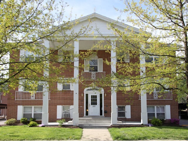 Building Photo - Indian Oaks