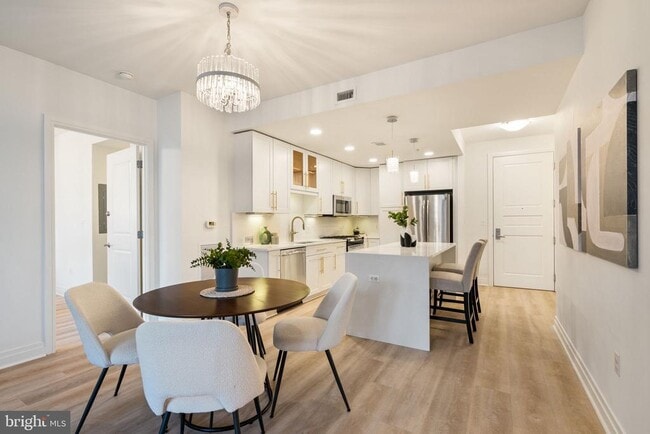 Building Photo - 8220 Crestwood Heights Dr