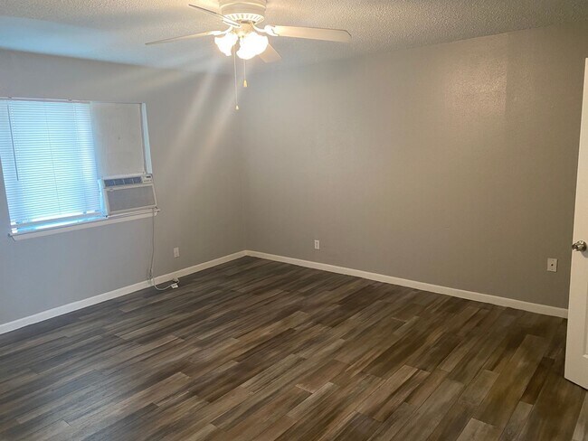 Building Photo - 1-Bedroom Apartment Near St. Mary
