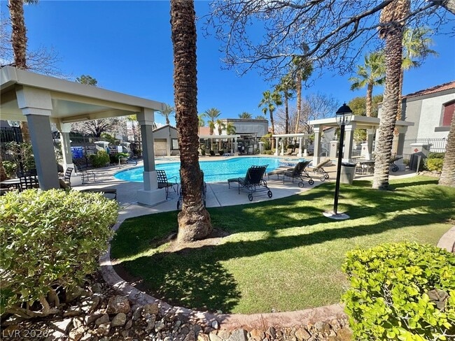 Building Photo - 950 Seven Hills Dr