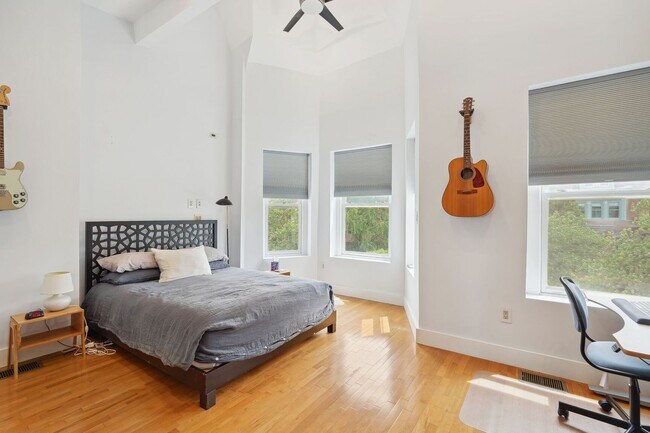 Building Photo - Beautiful 3br/4ba Columbia Heights Home wi...